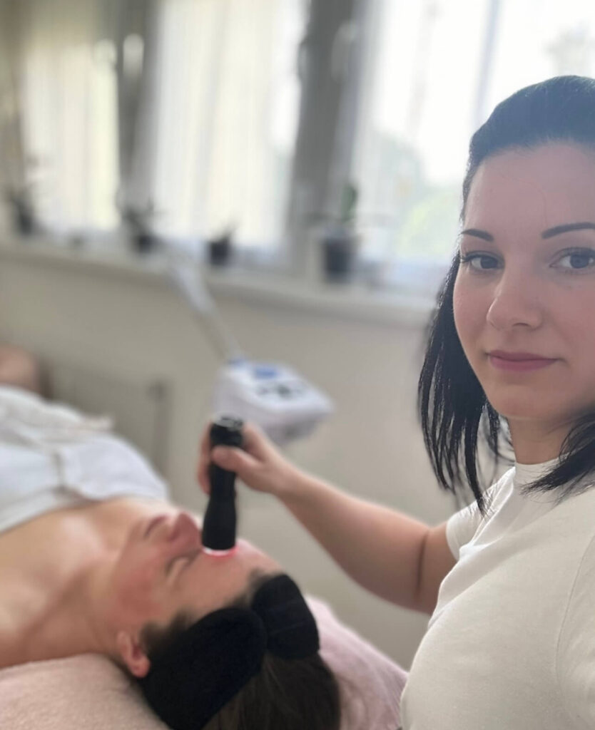 Dóri munka közben szép lézerrel dolgozik egy kliensén